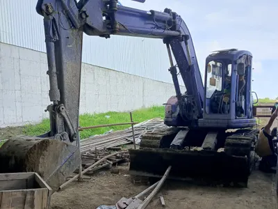 Komatsu PC128 excavator with dozer blade
