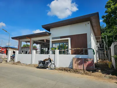 Single-storey house with a low-pitched roof, nearing completion
